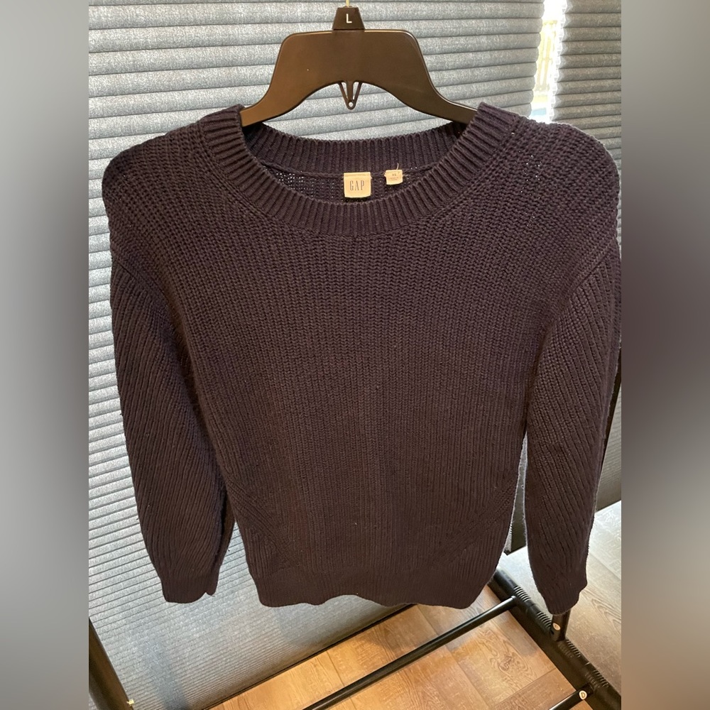 Gap sweater